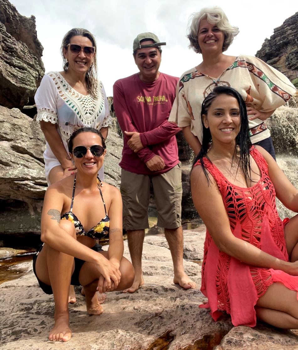 Quatro mulheres e um homem como guia na Trilha das Cachoeiras de Mucugê