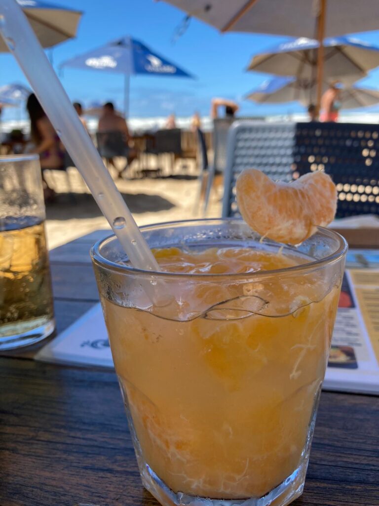 Bebida servida no Staleiro Beach Club 