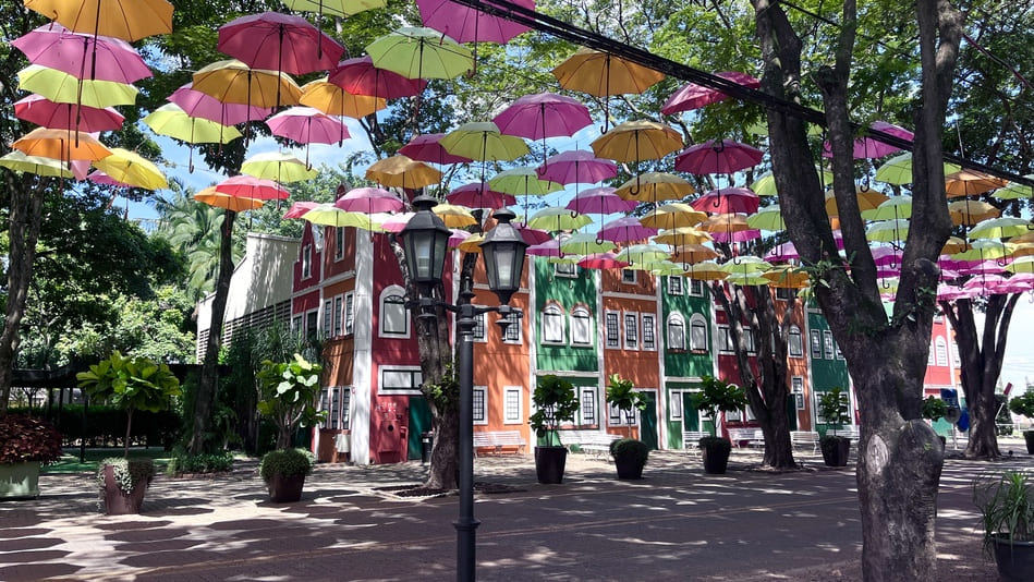 Corredor dos guarda-chuvas em Holambra