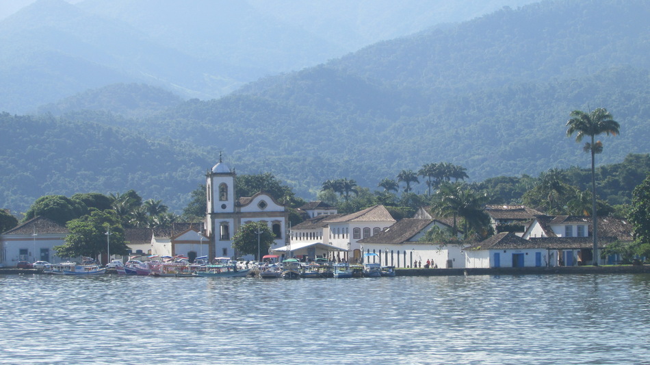 Cidade de Paraty vista a partir do mar