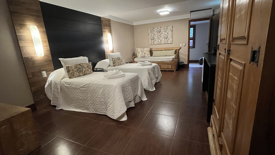 Quarto espaçoso da Pousada dos Pinhos