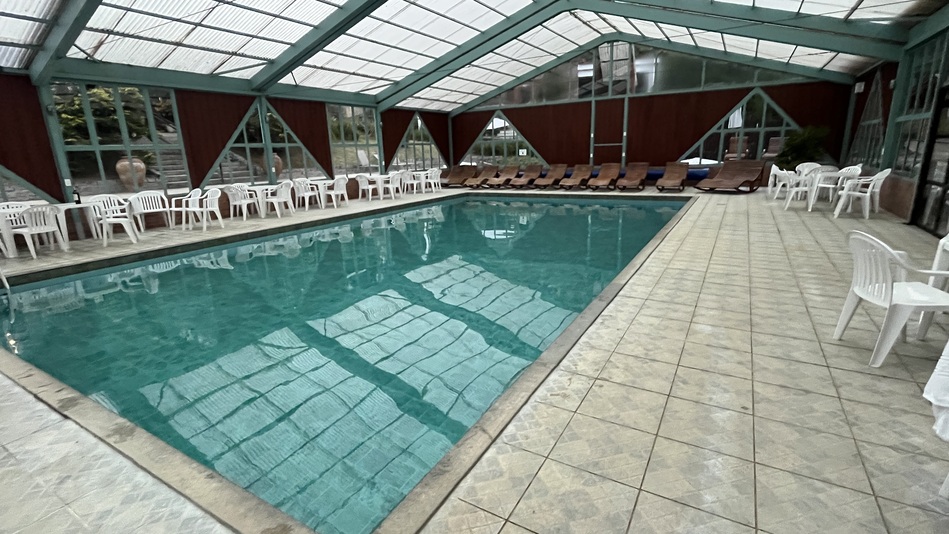 Piscina climatizada na Pousada dos Pinhos