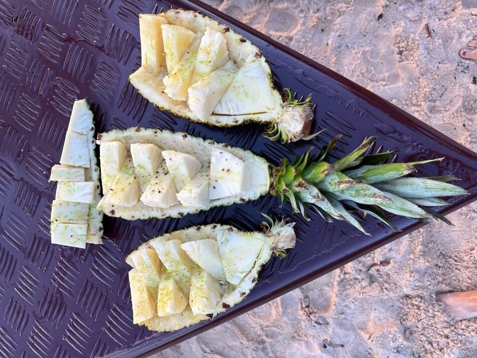 Abacaxi temperado com sal grosso, cravo e suco de limão