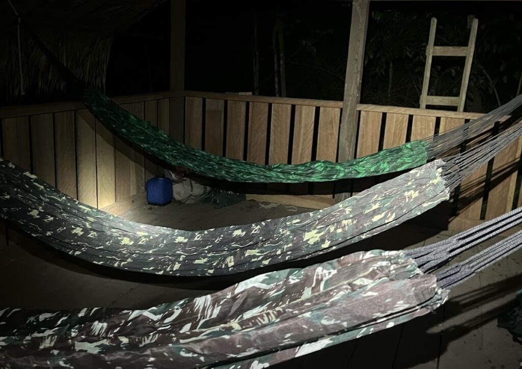 Dormimos em redes dentro da Floresta Nacional do Tapajós