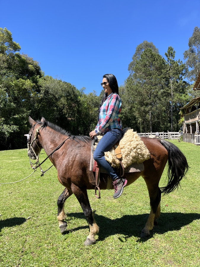 Andamos a cavalo durante a visita ao Galpão Tropeiros de Aparecida